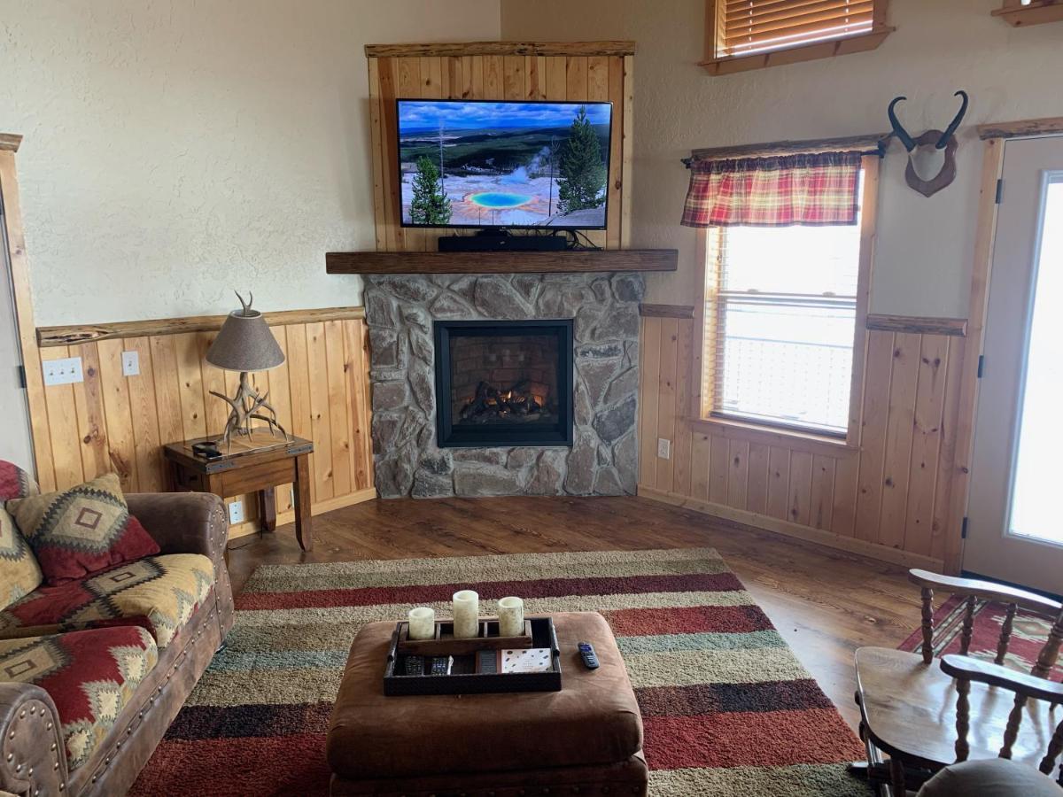 Henrys Hawk By Kabino Henrys Lake Hot Tub Firepit Pool Table Mtn & Water Views Wifi Satellite Fishing Trails Island Park Esterno foto