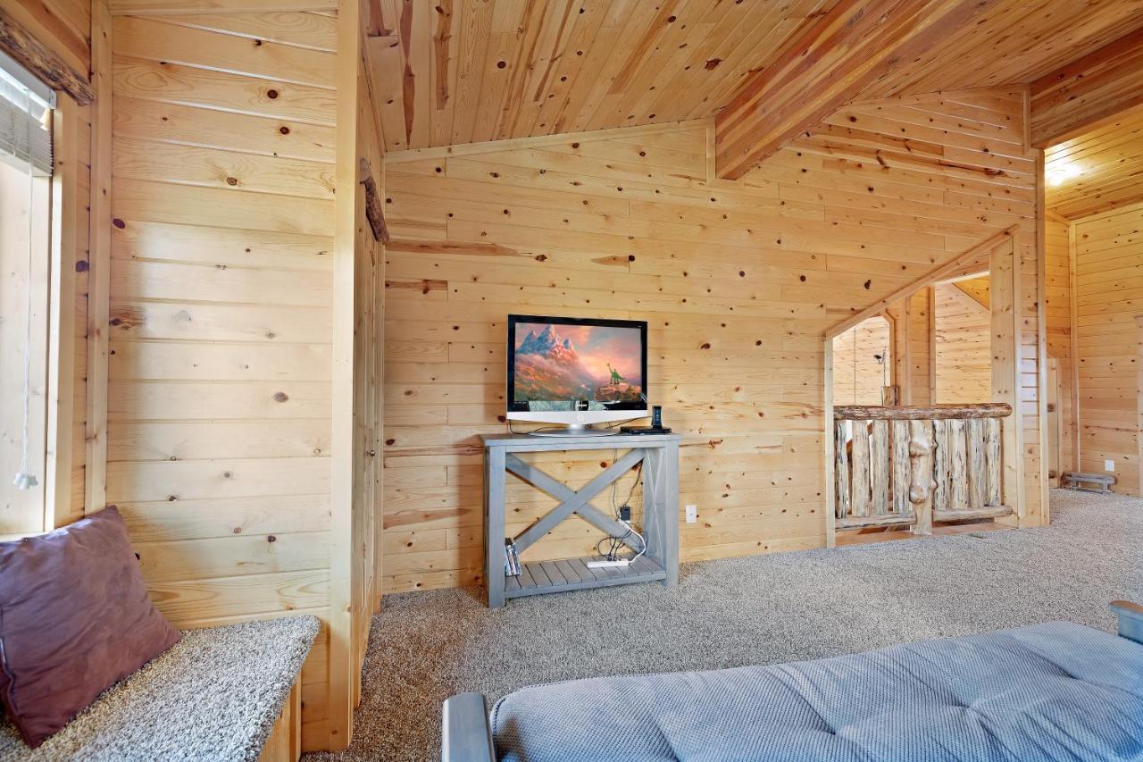 Henrys Hawk By Kabino Henrys Lake Hot Tub Firepit Pool Table Mtn & Water Views Wifi Satellite Fishing Trails Island Park Esterno foto