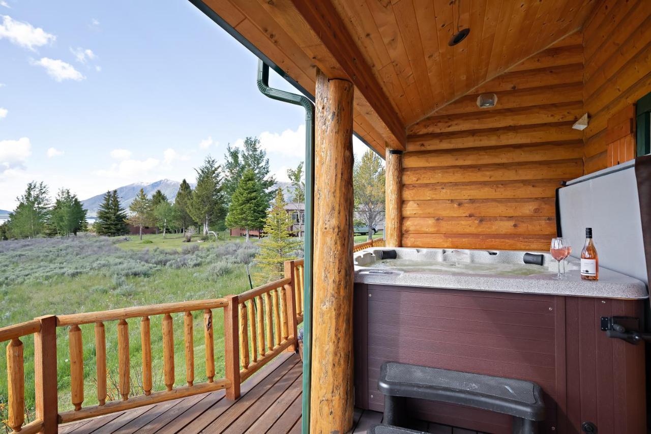 Henrys Hawk By Kabino Henrys Lake Hot Tub Firepit Pool Table Mtn & Water Views Wifi Satellite Fishing Trails Island Park Esterno foto